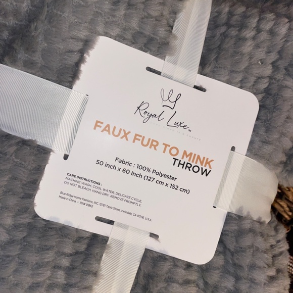 Royal Luxe Faux Fur Grey Throw Blanket New - Picture 2 of 4